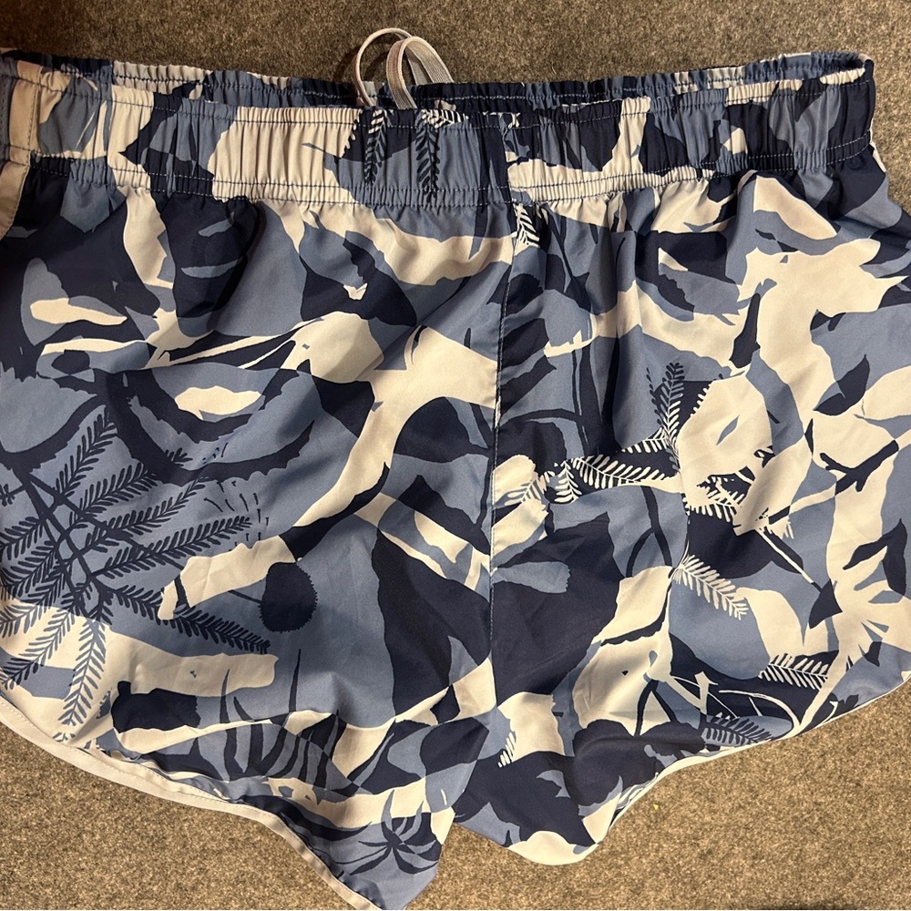 Nike Women’s Navy & White Floral Athletic Shorts Large New